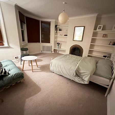 Spacious Room Near Underground Лондон Экстерьер фото