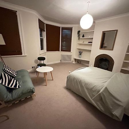 Spacious Room Near Underground Лондон Экстерьер фото
