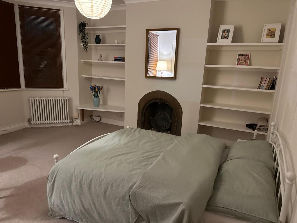 Spacious Room Near Underground Лондон Экстерьер фото