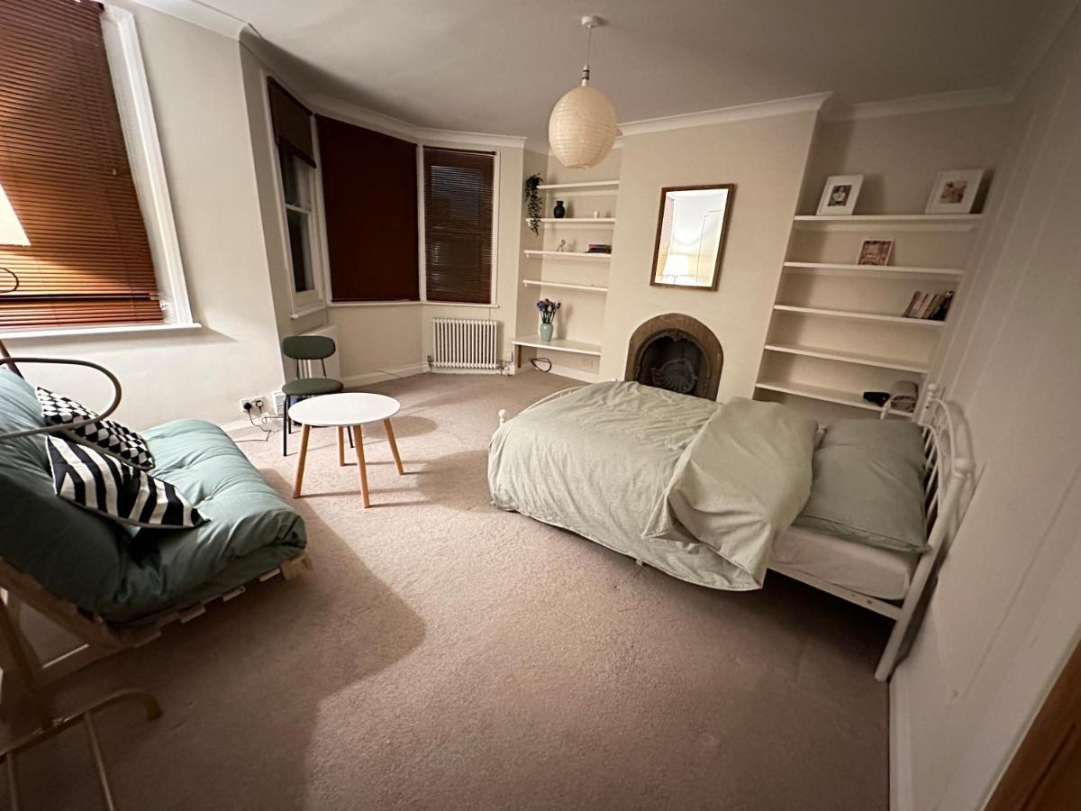 Spacious Room Near Underground Лондон Экстерьер фото