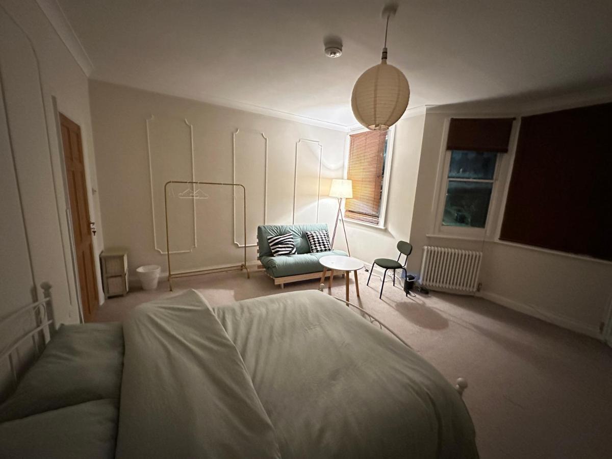 Spacious Room Near Underground Лондон Экстерьер фото